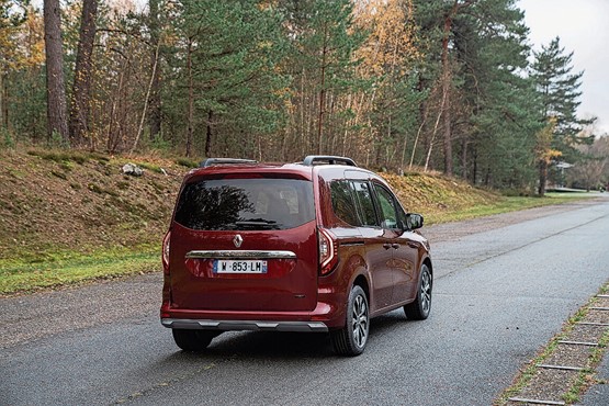 Wer oft kürzere Strecken fährt und viel transportieren will, sollte sich den Renault Kangoo E-Tech anschauen.Bild:  zVg