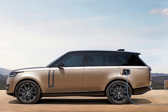 Der Range Rover P460e schafft 121 Kilometer.