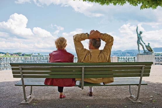Wissenslücken rund um die Altersvorsorge sind weit verbreitet. Ein älteres Ehepaar geniesst einen lauen Juninachmittag am Zürichsee.Bild: Keystone