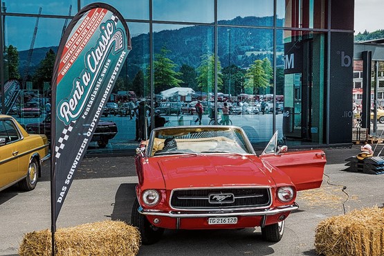 Am 1. Juni starten die Oldtimer zur neuen SWISS CLASSIC WORLD RALLYE vor den Messehallen Luzern auf eine geheime und attraktive Strecke. Bild: Swiss Classic World