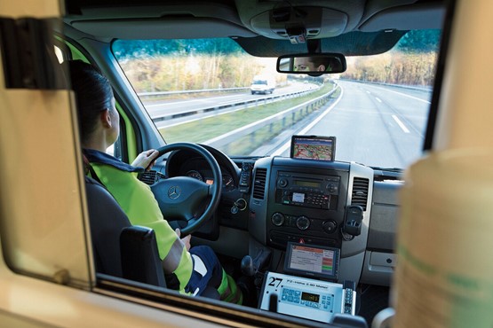 Gut ausgebaute Nationalstrassen stehen für Sicherheit und Effizienz: Blick aus einem Sanitätswagen auf die Autobahn bei Bern. Bild: Keystone