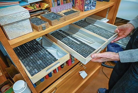 Des caractères pour ajouter une touche finale à la reliure.