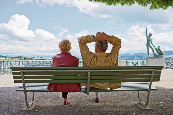 Les lacunes en matière de prévoyance vieillesse sont fréquentes. Un couple de seniors profite d’un bel après-midi au bord du lac de Zurich.Photo: Keystone
