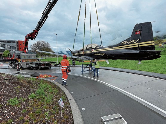 Die Zimgroup Holding AG setzt ihre Ressourcen wirkungsvoll ein mit einem breit gefächerten Dienstleistungsangebot rund um die Baubranche: Hier der Transport eines Flugzeuges für die Pilatus Flugzeugwerke AG in Stans.Bild: zVg