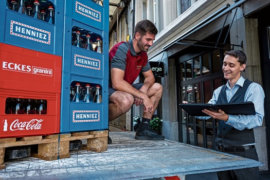 Der Getränkeabsatz in der Gastronomie stieg im letzten Jahr: Restaurants, Bars und Cafés erleben einen Anstieg der Nachfrage, da die Menschen nach der Pandemie wieder ausgehen und konsumieren. Bild: Scharfsinn Fotografie Micha Eicher 