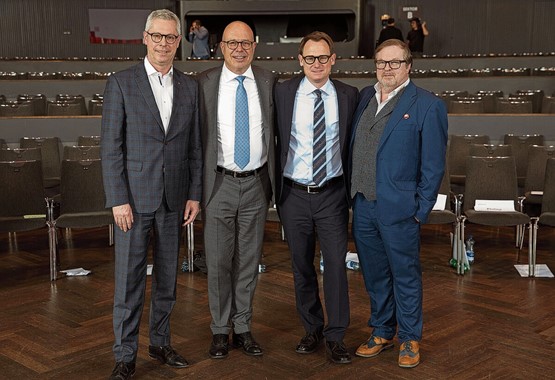 Die beiden neuen Vorstandsmitglieder Martin von Moos (links) und Ernst Kühni (rechts) mit sgv-Präsident Fabio Regazzi (2. v. l.) und dem neuen sgv-Direktor Urs Furrer.Bild: Iris Andermatt