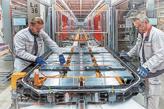 Moderne E-Autos haben riesige Batterien verbaut. Neue Technologien könnten sie deutlich leichter und günstiger machen.