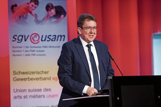 «Wenn es drauf ankommt, braucht es jedes Mal wieder viel Überzeugungsarbeit»: Bundesrat Albert Rösti bei seiner Rede am Schweizerischen Gewerbekongress 2024.Bild: Iris Andermatt