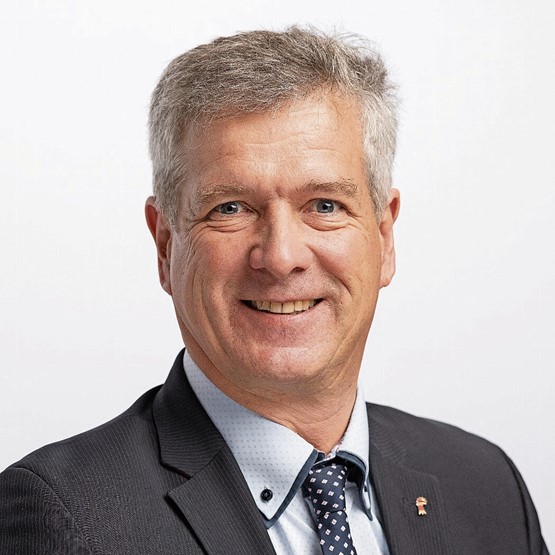L’initiative de gauche pour l’allègement des primes ignore la croissance des coûts de la santé et gaspille l’argent du contribuable, lance le conseiller national Thomas de Courten. Photo: dr