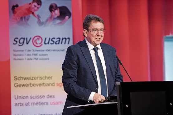 «Quand ça compte, il faut à chaque fois un grand travail de persuasion»: le conseiller fédéral Albert Rösti lors de son adresse au Congrès suisse des arts et métiers 2024. Photo: Iris Andermatt