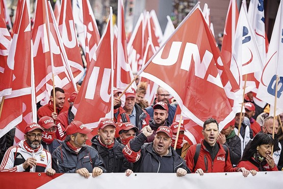 Mit Geld aus den Unternehmen wenden sie sich gegen die Unternehmer: Unia-Granden und ihr Gefolge während eines Demonstrationszugs zum Hauptsitz des Baumeisterverbands in Zürich.Bild: Keystone