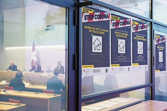 Der Bund gibt immer mehr Geld für Öffentlichkeitsarbeit aus. Daran änderte auch das Ende der Corona-Situation nichts. Die externen PR-Agenturen dürfte dies freuen. Im Bild «Stop Corona»-Plakate im Vorzimmer des Konferenzsaals während einer Medienkonferenz des Bundesrats. Bild: Keystone