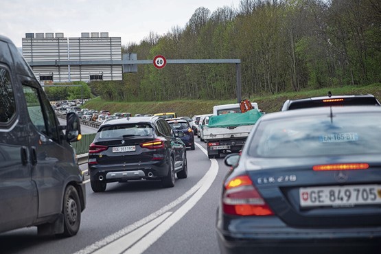 Des bouchons à perte de vue: le lot quotidien de nombreux usagers des routes nationales..Photo: Keystone