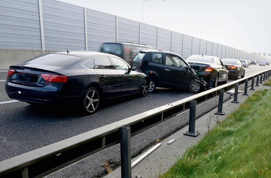 Wo es auf Schweizer Strassen eng wird, kommt es häufig zu Auffahrunfällen. Die Enpassbeseitigung auf Nationalstrassen sorgt hier für mehr Sicherheit – ebenso wie auf den Umfahrungsrouten der täglichen Staus. Bild: Keystone/KaPo LU