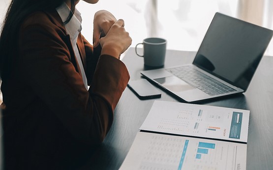 Das Risikoverhalten der Mitarbeiter im Cyberbereich beeinflusst auch die Versicherungsprämien der Unternehmen. Wichtig sind eine persönliche Ansprache und eine regelmässige Kommunikation.Bild: 123RF