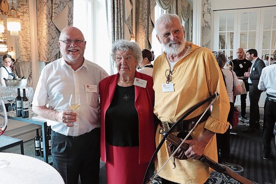 Ruedi Lustenberger ist zufrieden mit der Entwicklung von Swiss Label. Hier ist er mit Sepp Steiner als Wilhelm Tell und dessen Frau Hedwig Steiner auf dem Bild an der GV 2022 im Hotel Schweizerhof in Bern. Bild: CR