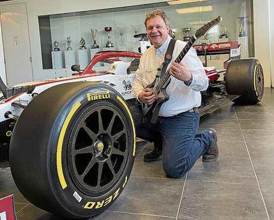 Präzision und Geschwindigkeit: Norbert Waldy setzt bei seinen E-Gitarren auf eine neue Bauweise mit den Sauber-Spezialisten.Bild: zVg