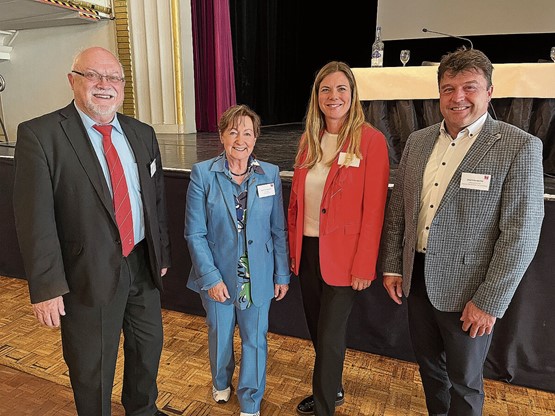 Le président Ruedi Lustenberger (de g. à dr.) quitte Swiss Label. C’est Sylvia Flückiger-Bäni qui lui succède. À ses côtés, la directrice Mirjam Voser et Jürg Rotenbühler, nouveau membre du comité. L’arbalète est prête à reprendre du service. Photo: CR