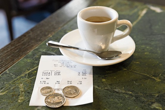 Financer la 13e rente AVS via la TVA est la manière la plus juste de répartir les sacrifices. En revanche, il n’est pas question d’augmenter les déductions salariales. Photo: Keystone