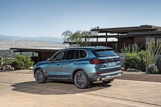 Der BMW X5 xDrive50e schafft fast 100 Kilometer rein elektrisch.Bild: zVg