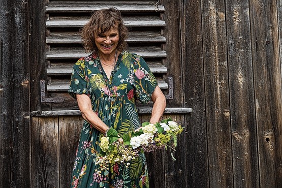 Daniela Schwegler liebt es, Menschen zu interviewen und zu porträtieren. Wann immer möglich ist sie in der paradiesischen Natur unterwegs, sei’s auf ausgedehnten Wanderungen, beim Wildpflanzensammeln auf Flur und Feld oder in ihrem zauberhaften Garten.Bild: Regina Jäger, 2023