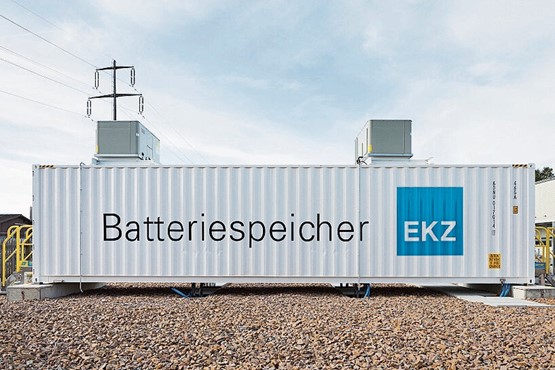 Energie braucht Speicher, um sie dann nutzen zu können, wenn sie gebraucht wird: Der grösste Batteriespeicher der Schweiz, jener der Elektrizitätswerke des Kantons Zürich (EKZ), steht in Volketswil.Bild: Keystone