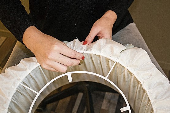 Tradition und Qualität seit drei Generationen: Jeder Lampenschirm wird gemäss Wunsch des Kunden von Hand angefertigt.Bild: zVg