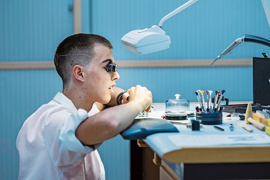La maturité professionnelle ouvre de nouvelles possibilités aux jeunes. Elle combine une formation professionnelle initiale avec une formation générale élargie.Photo: Keystone