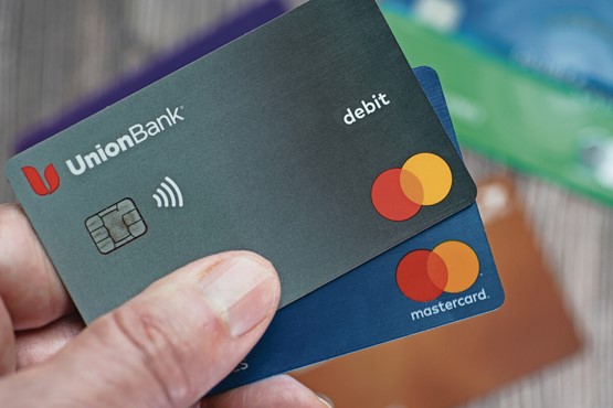 Ein erster Schritt in die richtige Richtung: Wird im Präsenzgeschäft mit Debitkarte von Mastercard gezahlt, bleibt ab sofort etwas mehr Geld beim KMU-Händler. Bild: 123RF