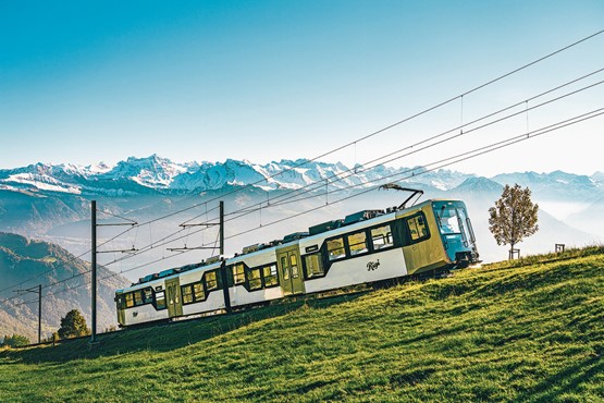 Immer wieder ein schönes Erlebnis – eine Fahrt auf die Königin der Berge: Die neuen Gelenktriebwagen der Rigi Bahnen sind seit 2022 im Einsatz.Bild: RIGI BAHNEN AG