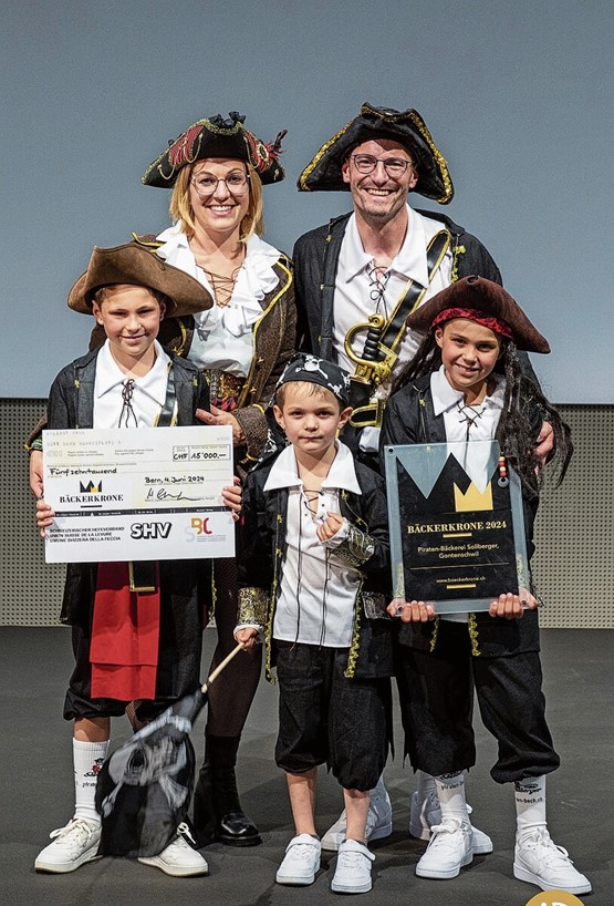 Kreativ, innovativ, mutig – einfach anders: Stefanie und Kevin Sollberger mit ihren drei Kindern engagieren sich mit viel Herzblut in der Piraten-Backstube. Hier bei der Preisübergabe der Bäckerkrone 2024.  Bild: zVg
