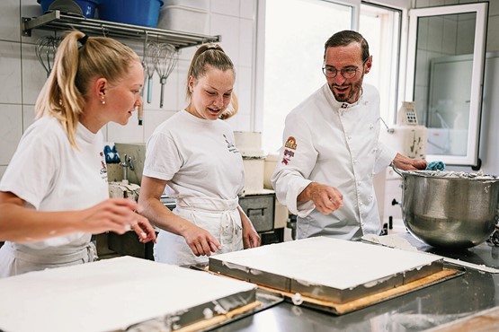 Kevin Sollberger arbeitet fast täglich mit seinem jungen Team zusammen und pflegt einen engen Austausch.Bild:  zVg