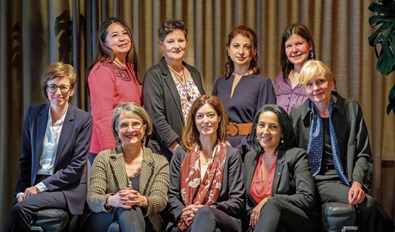 Le comité de l’association. Devant: Laurence Jobin (vice-présidente), Line Pillet (présidente), Maria Oliveira (resp. Communication). Derrière: Géraldine Vuilliomenet (resp. Section NE), Elizabeth Rojas (resp. Finances), Bernadette Monney (resp. Section FR), Yana Crittin (resp. Section VS), Eve-Marie Klima (resp. Section VD), Marie-Claire Moinat (resp. Section GE), absente: Mariette Geiser (resp. Section JU).Photo: dr