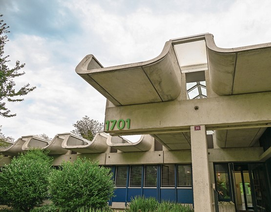 Une partie de la zone d’accueil d’AgriCo, avec ses éléments de toiture de l’époque Ciba-Geigy, signés par l’architecte Uli Huber. Photos: FOG