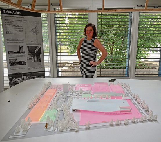 Mélanie Costinas et la maquette du site, toujours actualisée.