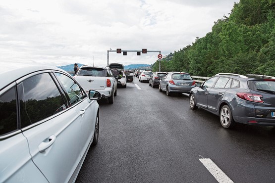 Tout le monde à l’arrêt sur l’autoroute A9 sur le viaduc de Chillon en 2016. La trafic routier est difficile sur les autoroutes en Suisse romande. Photo: Keystone