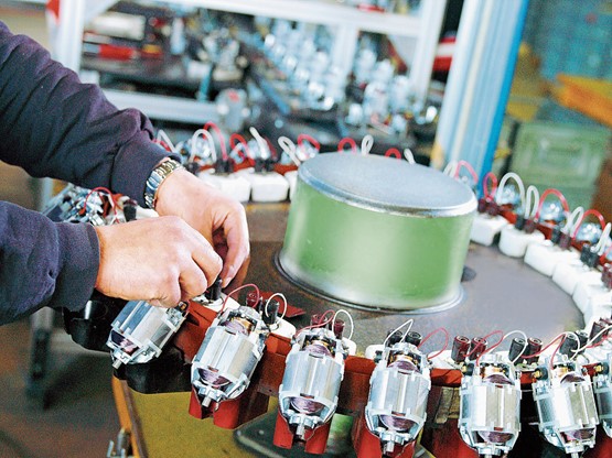Präzise Millimeterarbeit: Bei der Fertigung des Motors für den Stabmixer ist immer wieder Handarbeit gefragt.