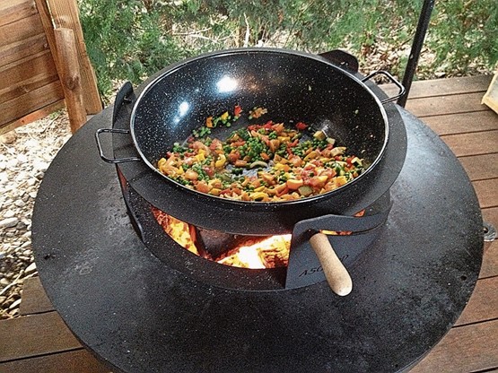 Der ASGARD Feuerherd eignet sich auch zum Paellakochen.