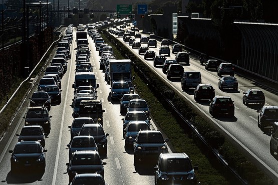 Die Finanzierung der Engpassbeseitigung – hier auf der Genferseeautobahn bei Morges – ist sauber aufgegleist. Die Gelder sind gesichert, und sie sind zweckgebunden. Das heisst, sie dürfen für keine anderen Aufgaben verwendet werden als für die Sicherung der Nationalstrassen. Bild: Keystone