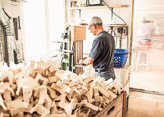 Nachhaltiges Schweizer Holzhandwerk: Trauffer Holzspielwaren AG verwendet ausschliesslich Schweizer Holz. Davon profitieren die Schweizer Waldbesitzer, Forstunternehmen und Sägereien. Bilder: zVg