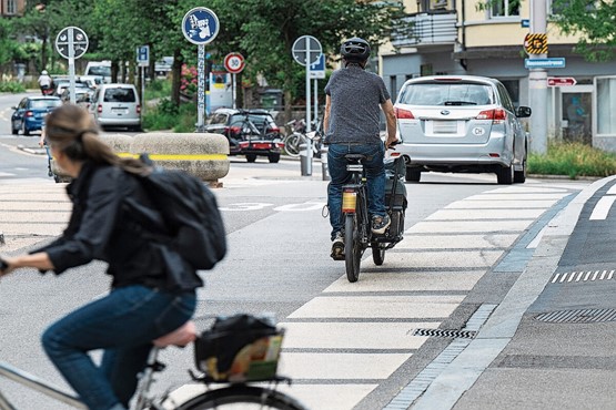 Sollen Lasten künftig nur noch mit dem E-Cargo-Bike transportiert werden dürfen? Strassenszene in Zürich.Bild: Keystone