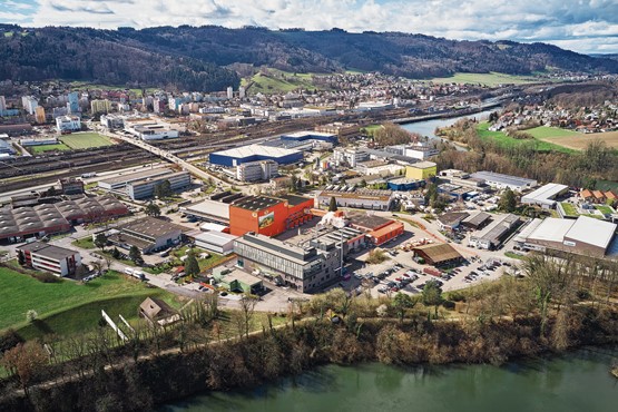 Als eigentliche Chips-Pionierin der Schweiz sorgt die Familie Zweifel mit ihren Mitarbeitenden immer wieder mit unkonventionellen und innovativen Ideen dafür, dass die Zweifel Chips & Snacks AG in der Liga der Schweizer Topmarken als Leaderin mitspielt. Bilder: zVg