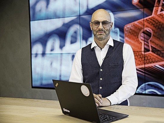 ihre fragen anSimon Seebeck ist Leiter Kompetenzzentrum Cyber Risk bei der Mobiliar. Der studierte Rechtsanwalt blickt auf langjährige Erfahrung in der Versicherungsbranche zurück, davon mehrere Jahre als Teamleiter Schaden. Fragen sind zu richten an: simonbernhard.seebeck@mobiliar.ch