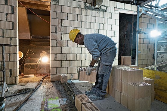 Eine Erweiterung der Verjährungsfristen hätte den finanziellen Druck bei den KMU aus dem Bauhaupt- und Ausbaugewerbe unverhältnismässig erhöht. Bild: Keystone