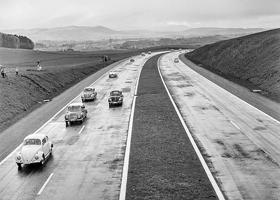 Damals waren Staus noch in weiter Ferne: Die ersten Autos rollen am 10. Mai 1962 über die Autobahn im Grauholz bei Bern – dem ersten Teilstück der heutigen N1. Bild: Keystone