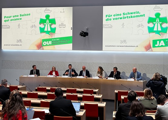 Une large alliance soutient l'élimination des goulets d’étranglement sur les routes nationales suisses (de g. à dr.): Mauro Poggia (conseiller aux États MCG/GE), Elisabeth Schneider-Schneiter (conseillère nationale Le Centre/BL), Thierry Burkart (conseiller aux États PLR/AG), Fabio Regazzi (conseiller aux États Le Centre/TI), Katja Riem (conseillère nationale UDC/BE), Pascal Broulis (conseiller aux États PLR/VD) et Thomas Hurter (conseiller national UDC/SH). Photo: usam/Laura Küchler