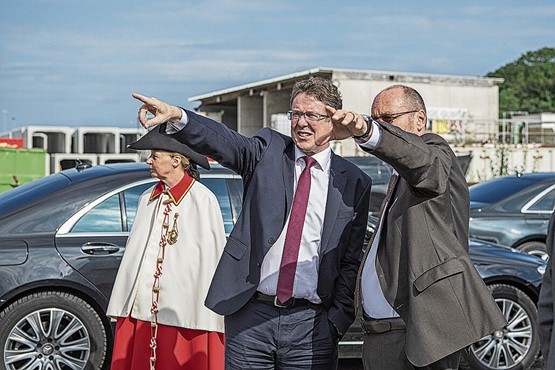 Des attentes en matière de sécurité: Albert Rösti (au centre), conseiller fédéral et Jürg Röthlisberger (à droite), directeur de l’OFROU, lors de l’ouverture du 3e tube du tunnel routier du Gubrist sur l’autoroute A1 en 2023.Photo: Keystone