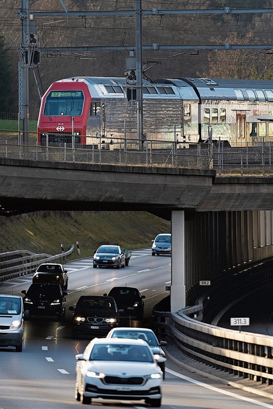 Route et rail: complémentarité et non concurrence.Photo: Keystone