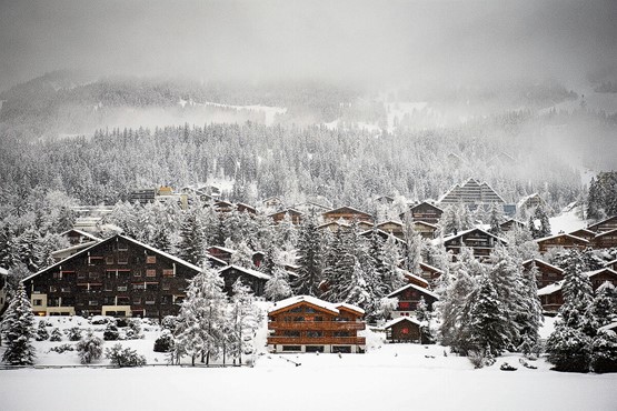 Le traitement des résidences secondaires retrouve un visage humain. Chalets et résidences à Crans-Montana. Photo: Keystone