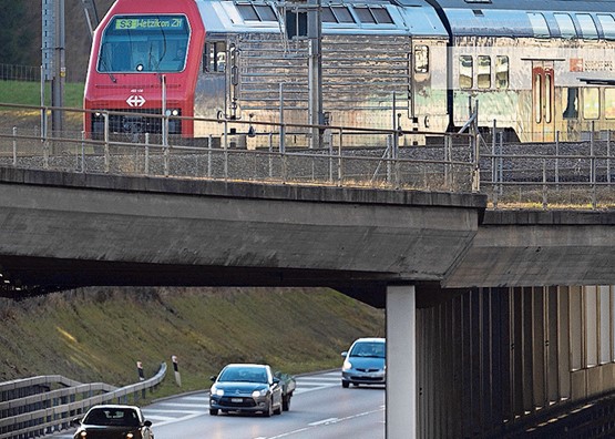 Le rail et la route, un système interconnecté. Les deux s’avèrent nécessaires pour aller de l’avant. Photo: Keystone